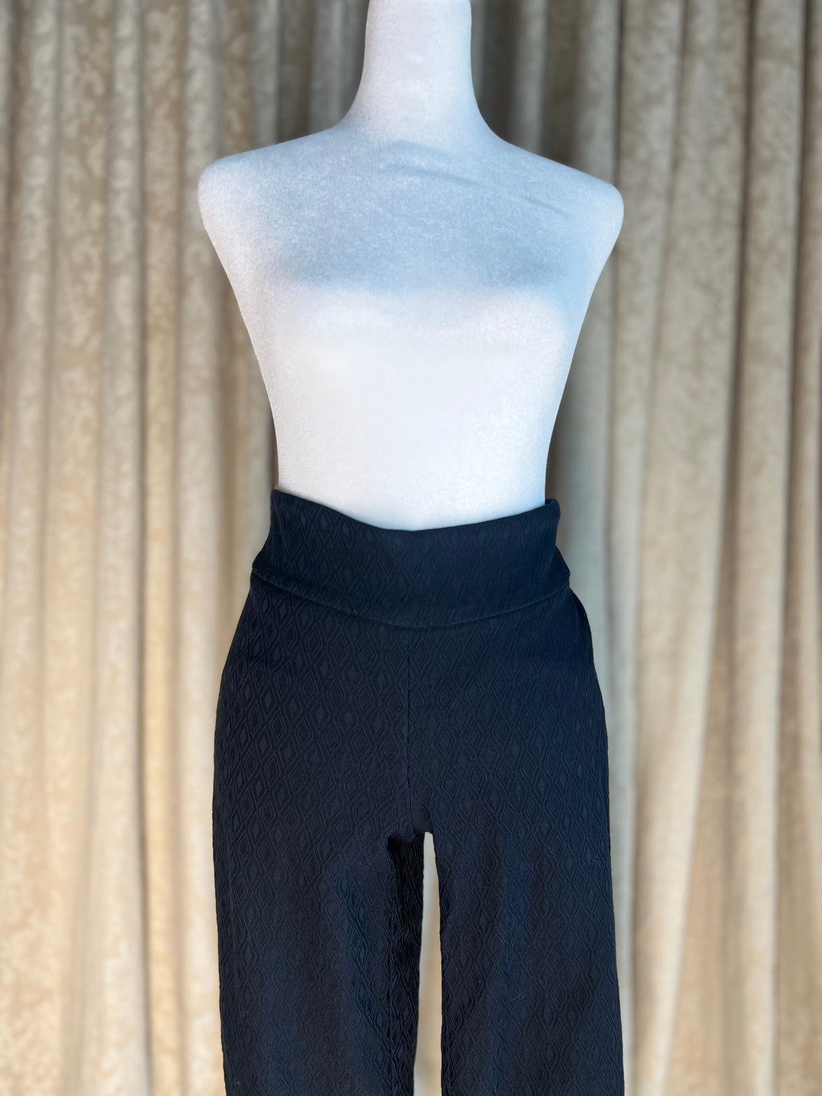 SC&CO | BLACK DIAMOND JAQUARD TEXTURED CAPRI