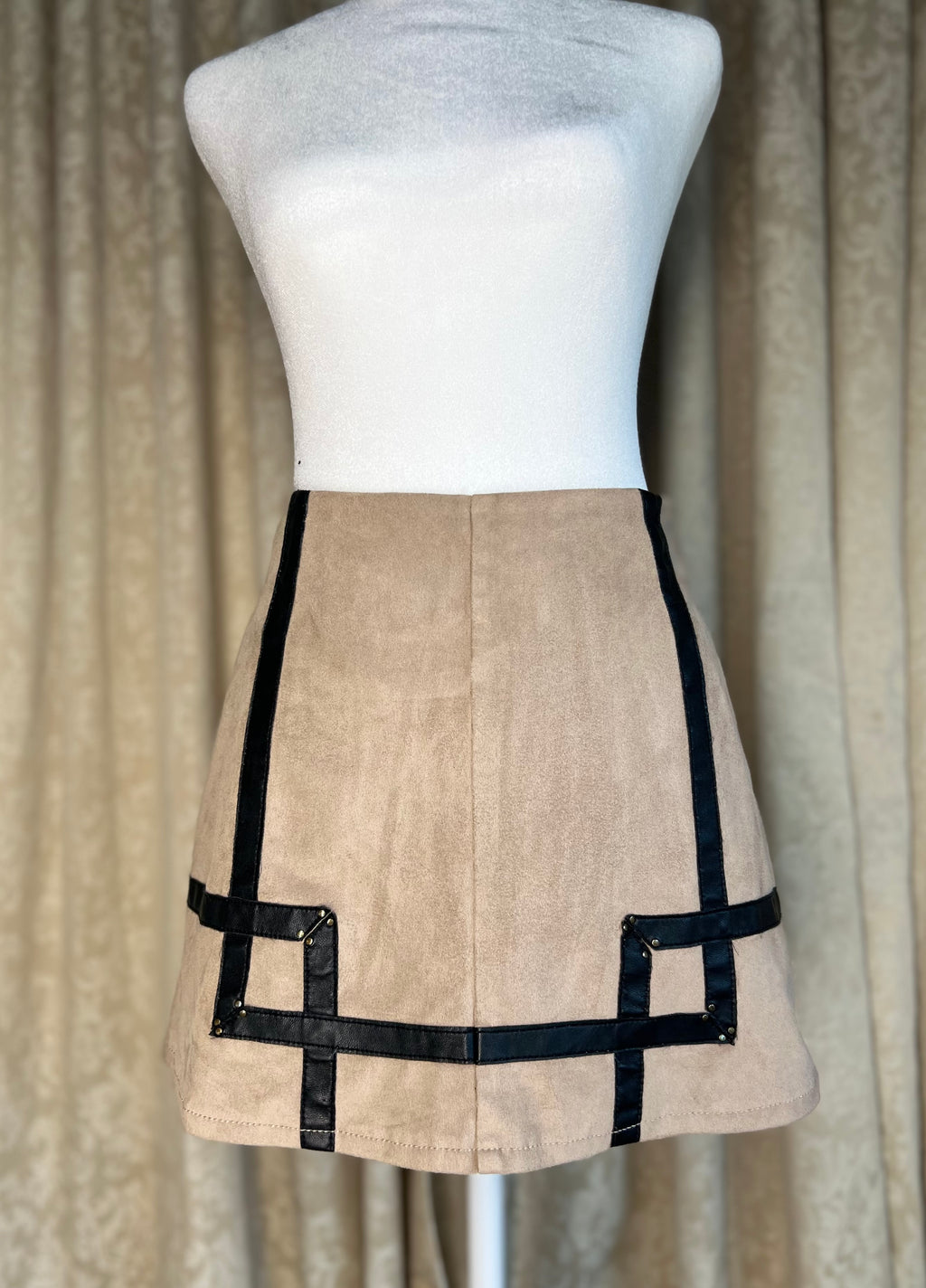GUESS Y2K | FAUX SUEDE MINI SKIRT, FAUX LEATHER STRAP (M)