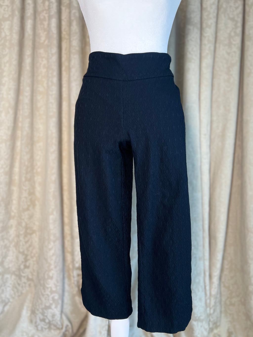 SC&CO | BLACK DIAMOND JAQUARD TEXTURED CAPRI