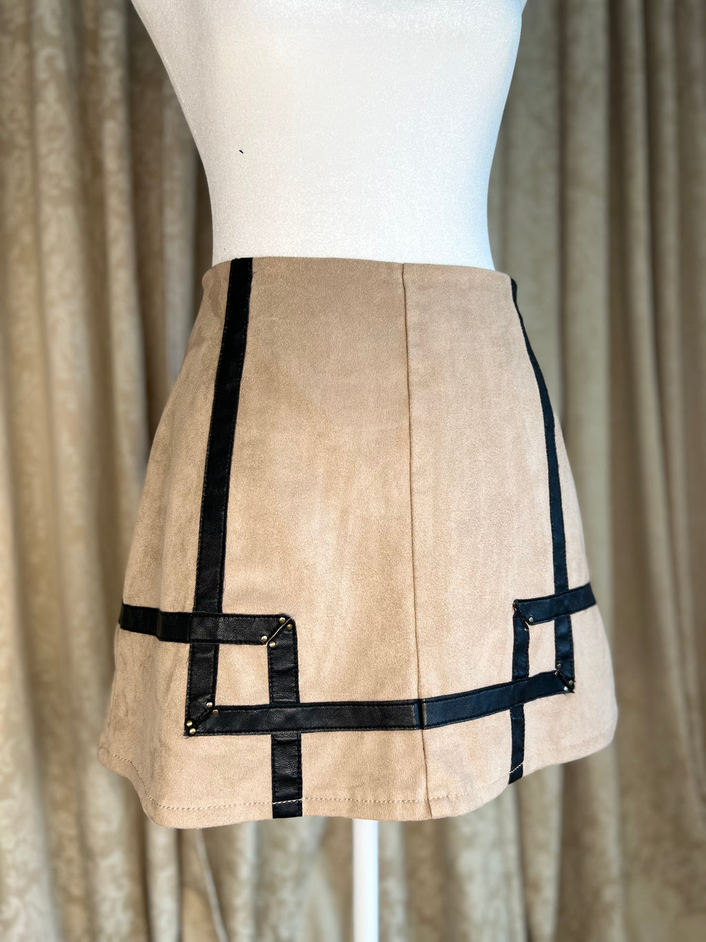 GUESS Y2K | FAUX SUEDE MINI SKIRT, FAUX LEATHER STRAP (M)