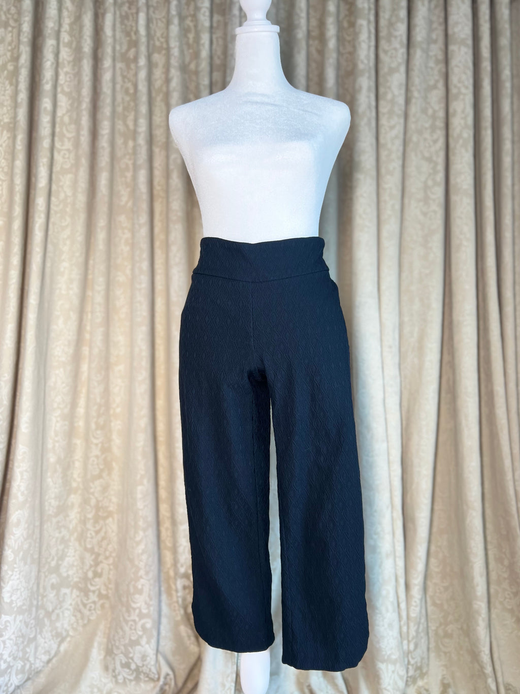 SC&CO | BLACK DIAMOND JAQUARD TEXTURED CAPRI